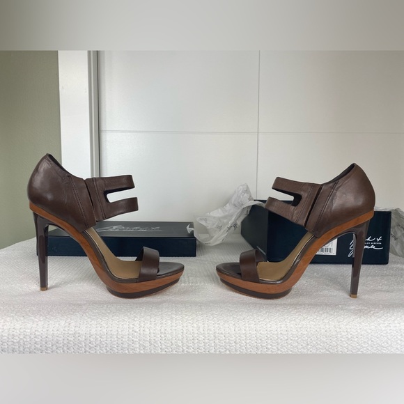 Heeled sandals with wood inlay, mark and James which is a badgely Mischka brand - Picture 5 of 5